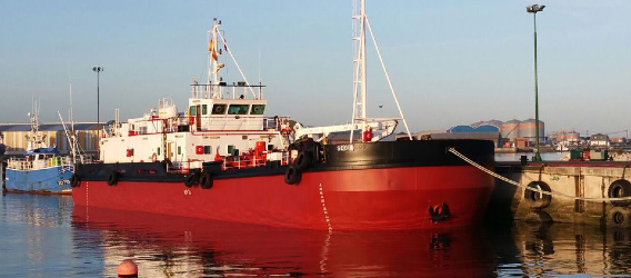 Un barco en el puerto