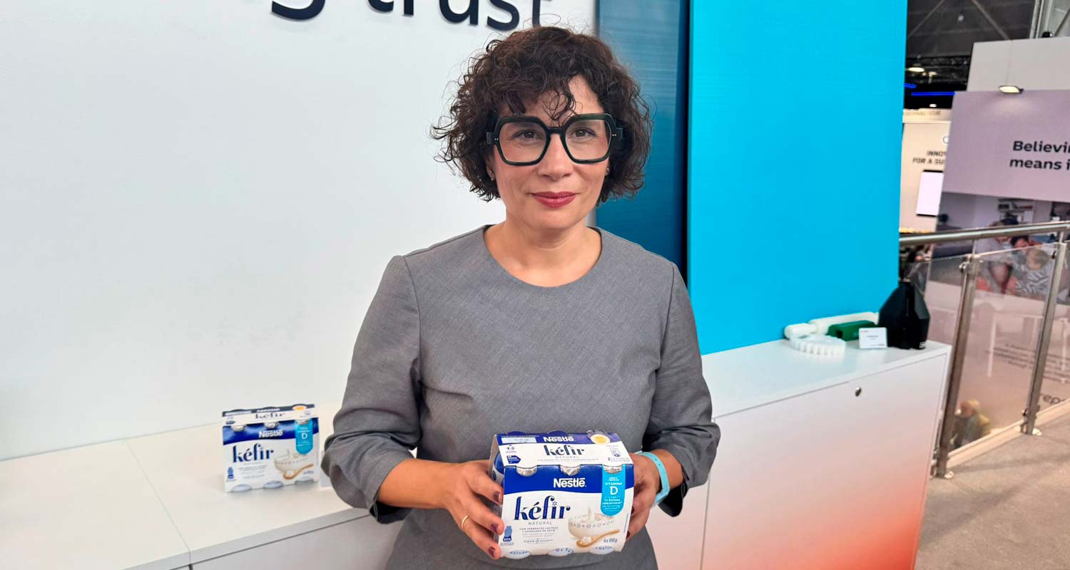 Expositor en feria K 2025 con botellas de Kéfir