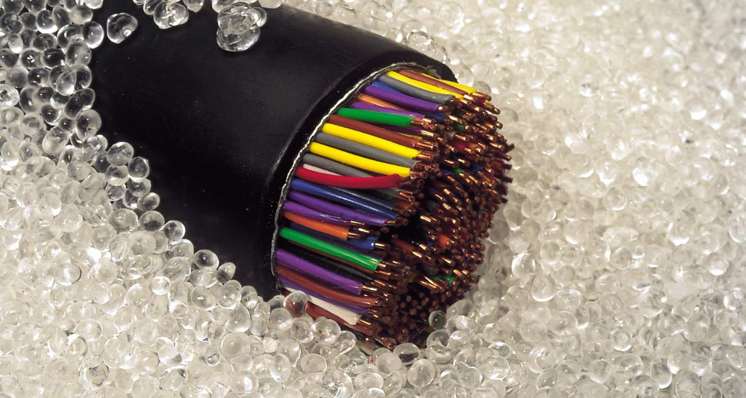 Cables rodeados de bolas blancas