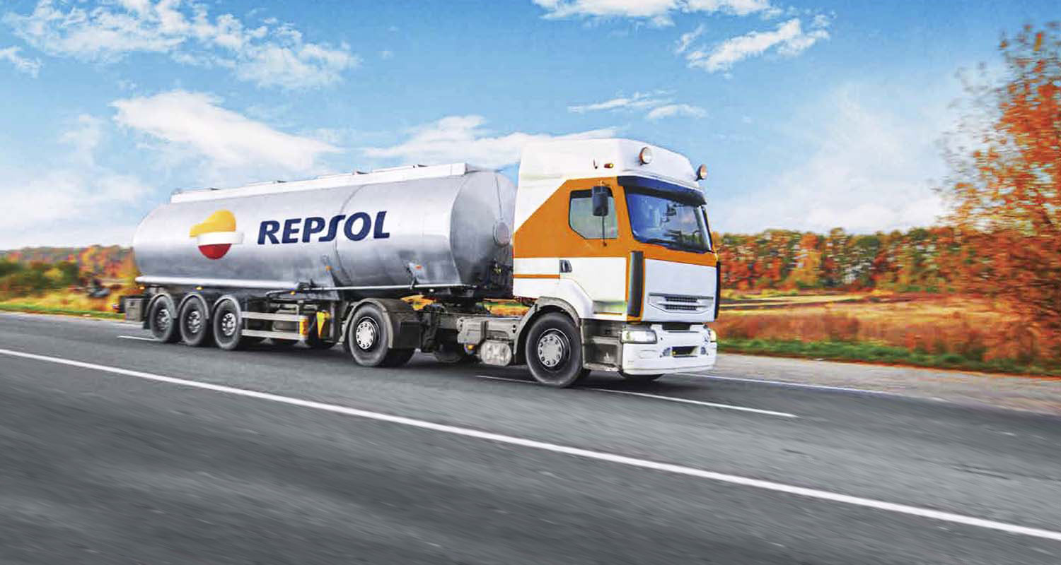 Camión combustibles de Repsol circulando por carretera