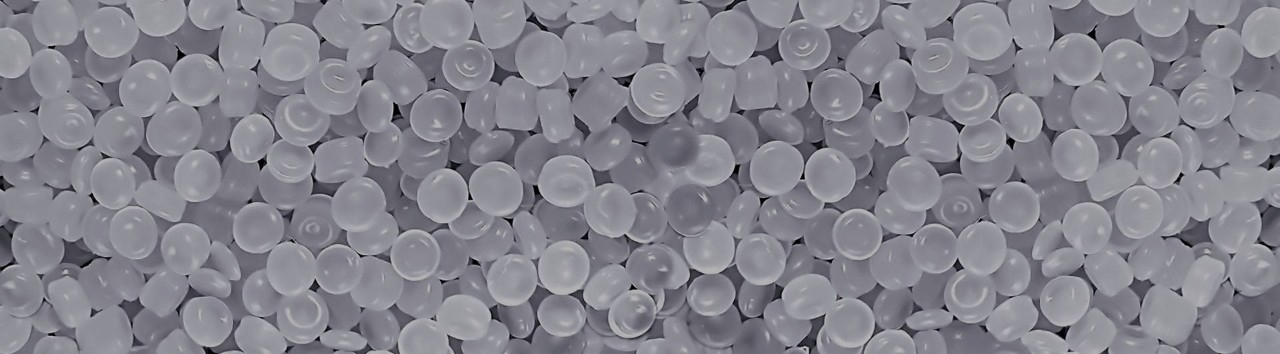 Unas manos sujetan un matraz con un líquido blanco