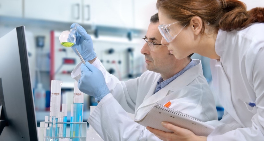 Científicos en un laboratorio