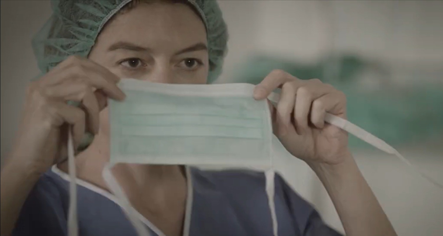 Cirujana poniéndose la mascarilla