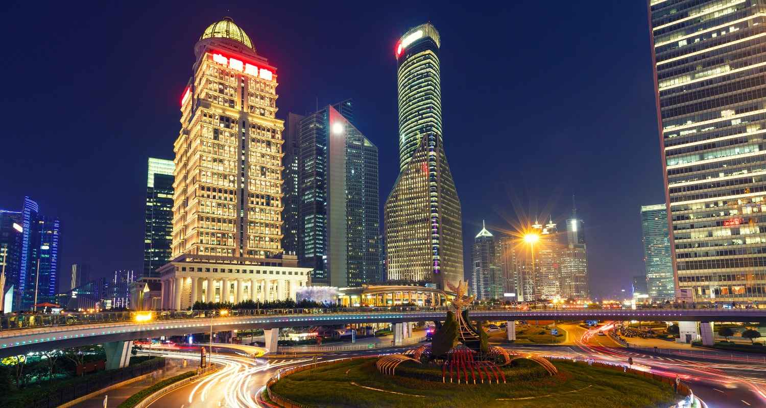 Ciudad de noche con edicios con luces encendidas