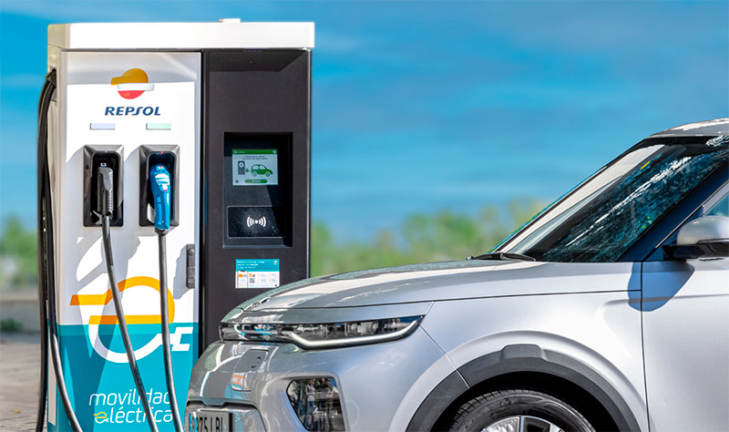 Detalle de repostaje de un coche eléctrico