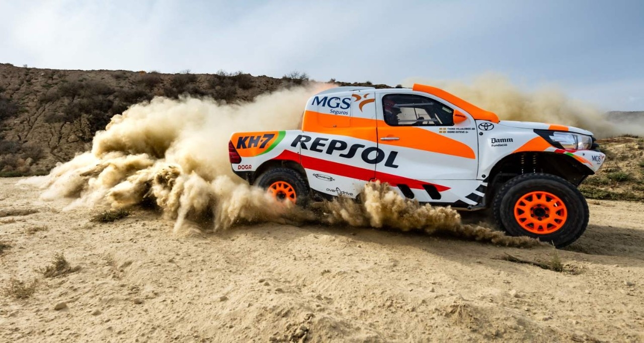 Coche Dakar de Repsol en el desierto