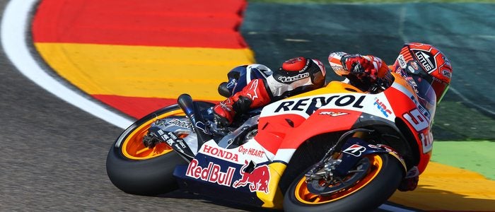 Una moto de competición en un circuito