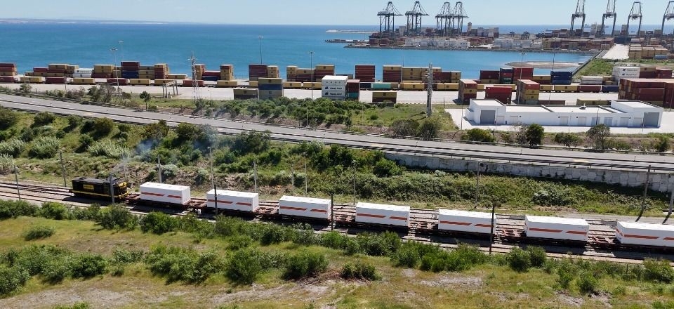 Nuevos contenedores del complejo industrial de Sines viajando en tren