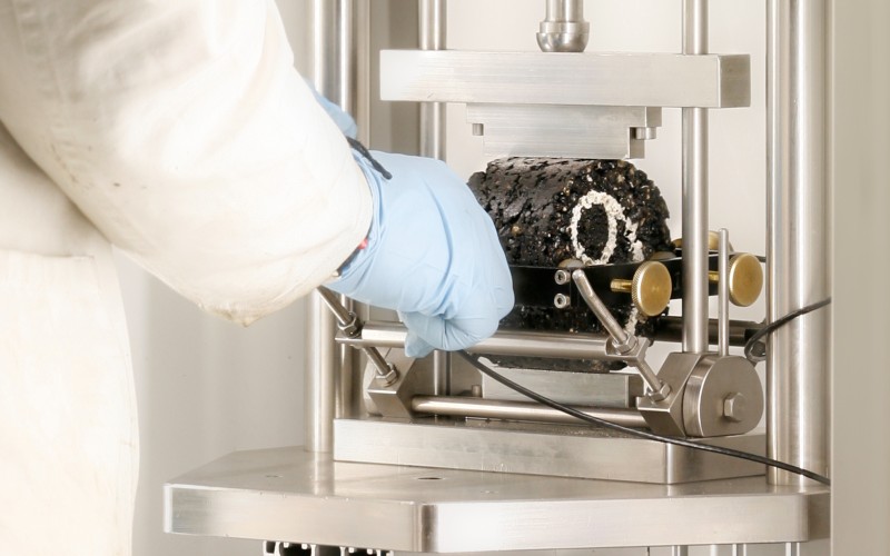 Special binders. Conducting tests in the asphalts lab