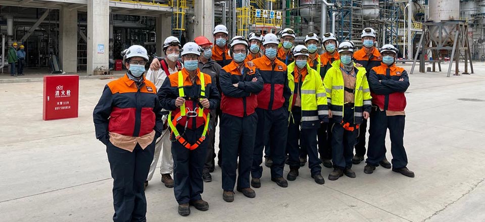 El equipo de la refinería de Repsol en Tarragona desplazado a China posando para una foto