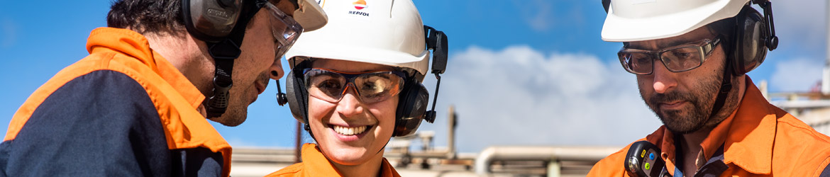 Operarios de Repsol con los EPIs 