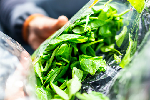 Un envase de seguridad alimentaria con verduras 