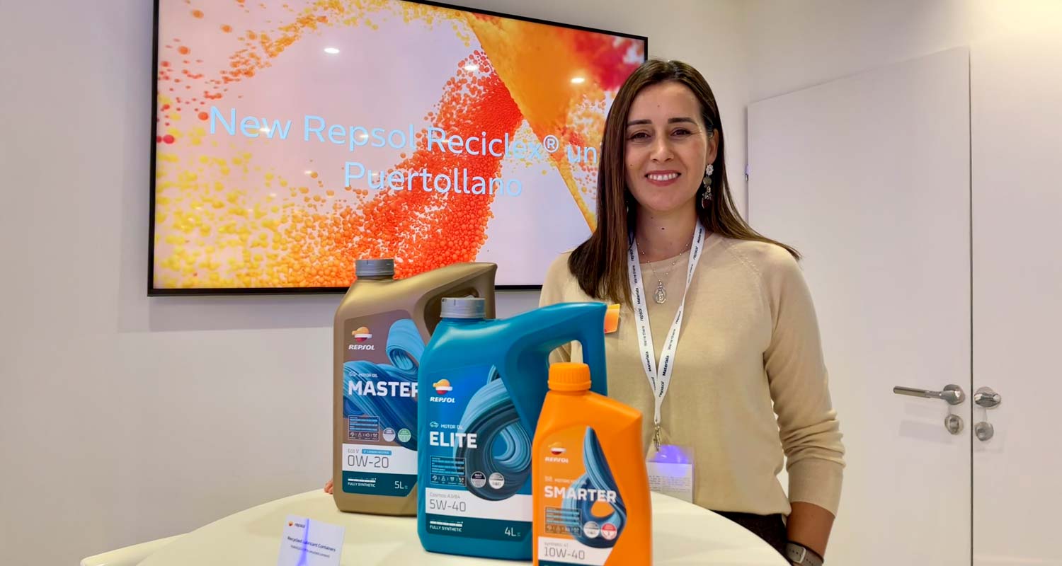 Expositor en feria K 2025 con envases de lubricantes