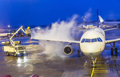 Un vehículo arroja espuma a un avión 