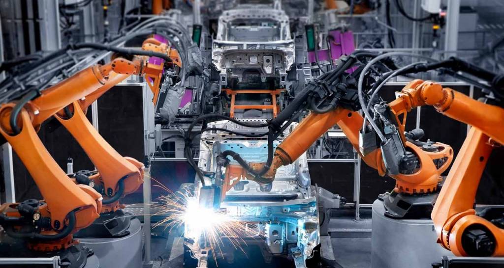 Cadena de montaje de una fábrica con brazos robóticos. Industria