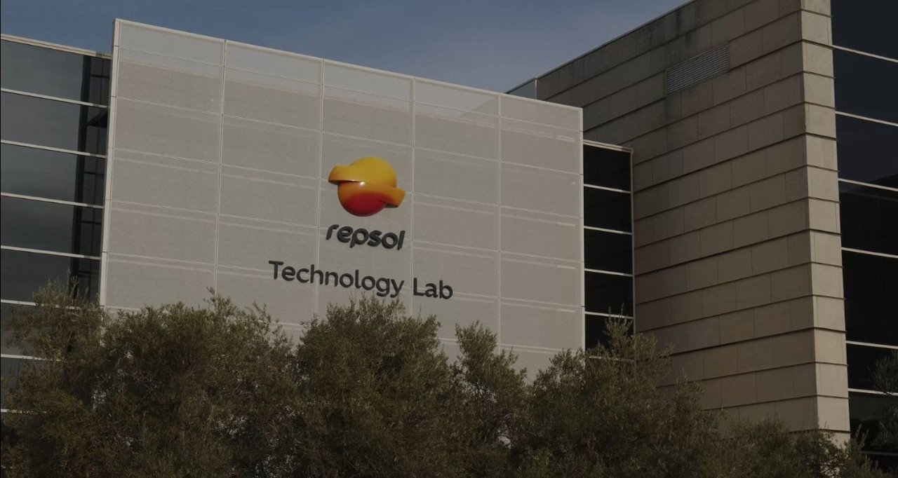 Fachada Repsol Technology Lab con logo nuevo