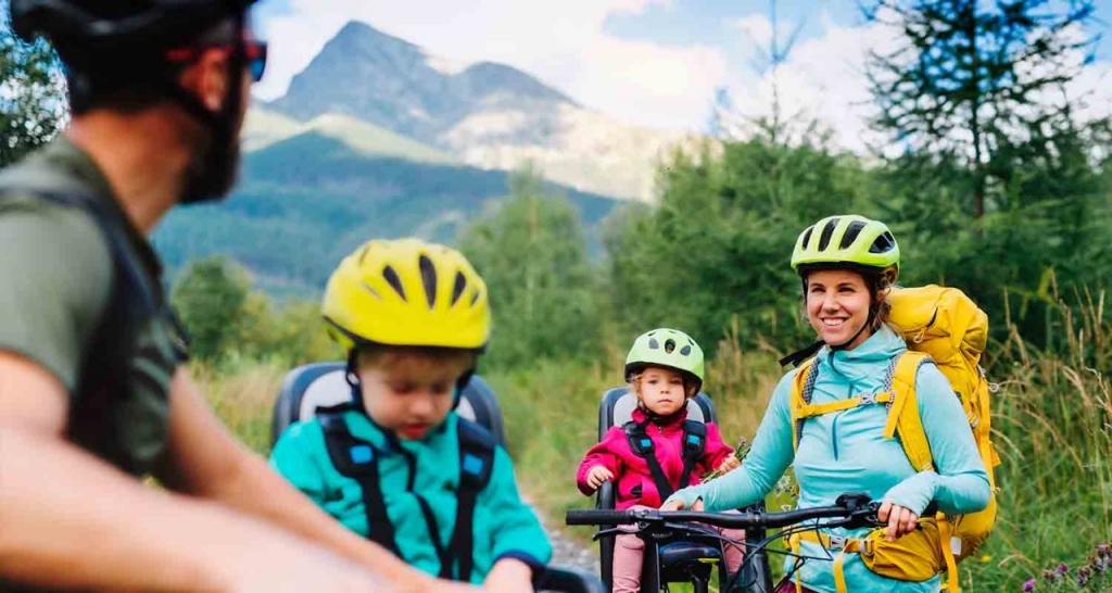 Familia en bicicleta por el campo