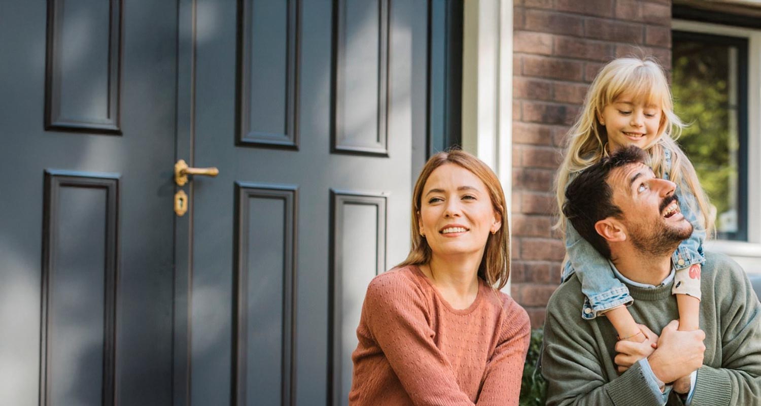 Una familia sentada en el portal de su casa