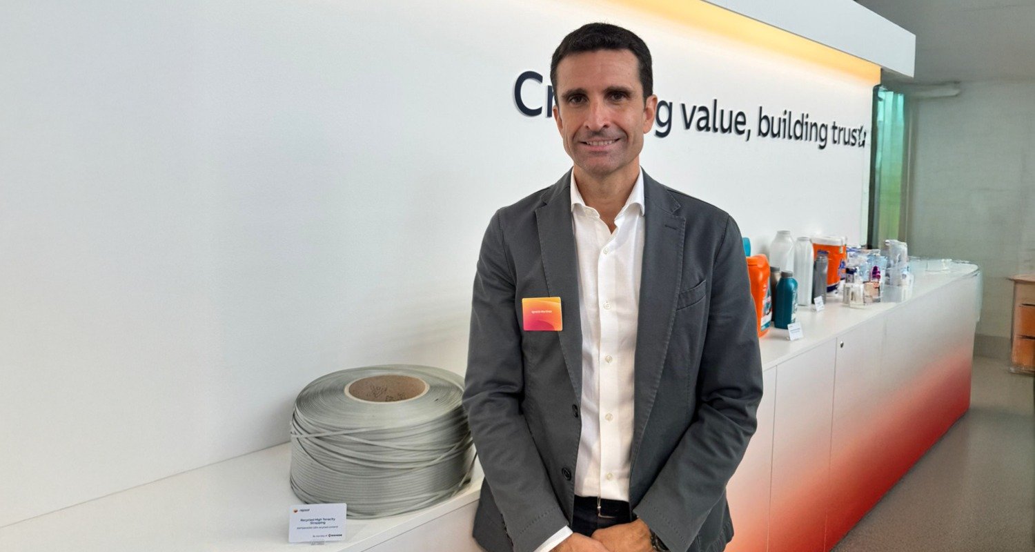 Expositor en feria K 2025 con fleje de polipropileno reclicado