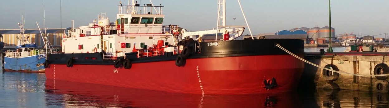 Una gabarra atracada en el puerto