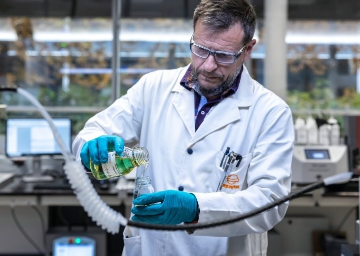 Un investigador de Technology Lab con un matraz