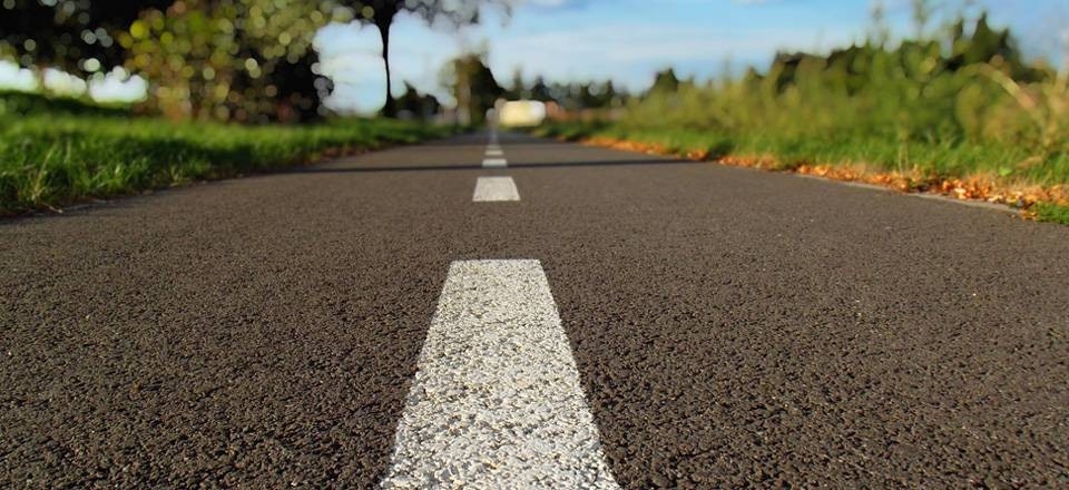 Línea discontinua de una carretera