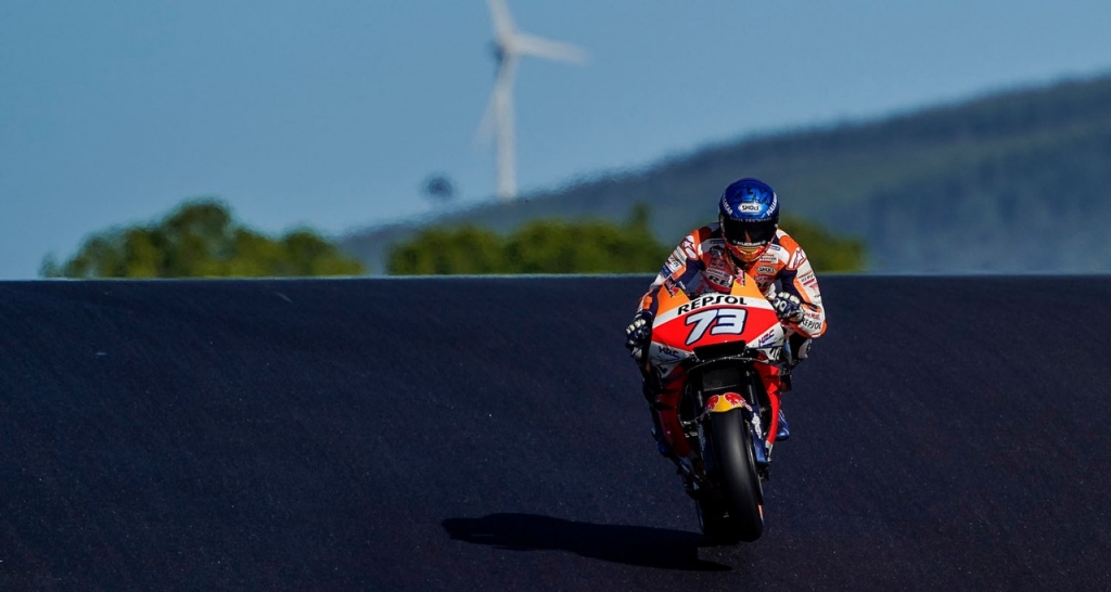 Grupo de motos en carrera.