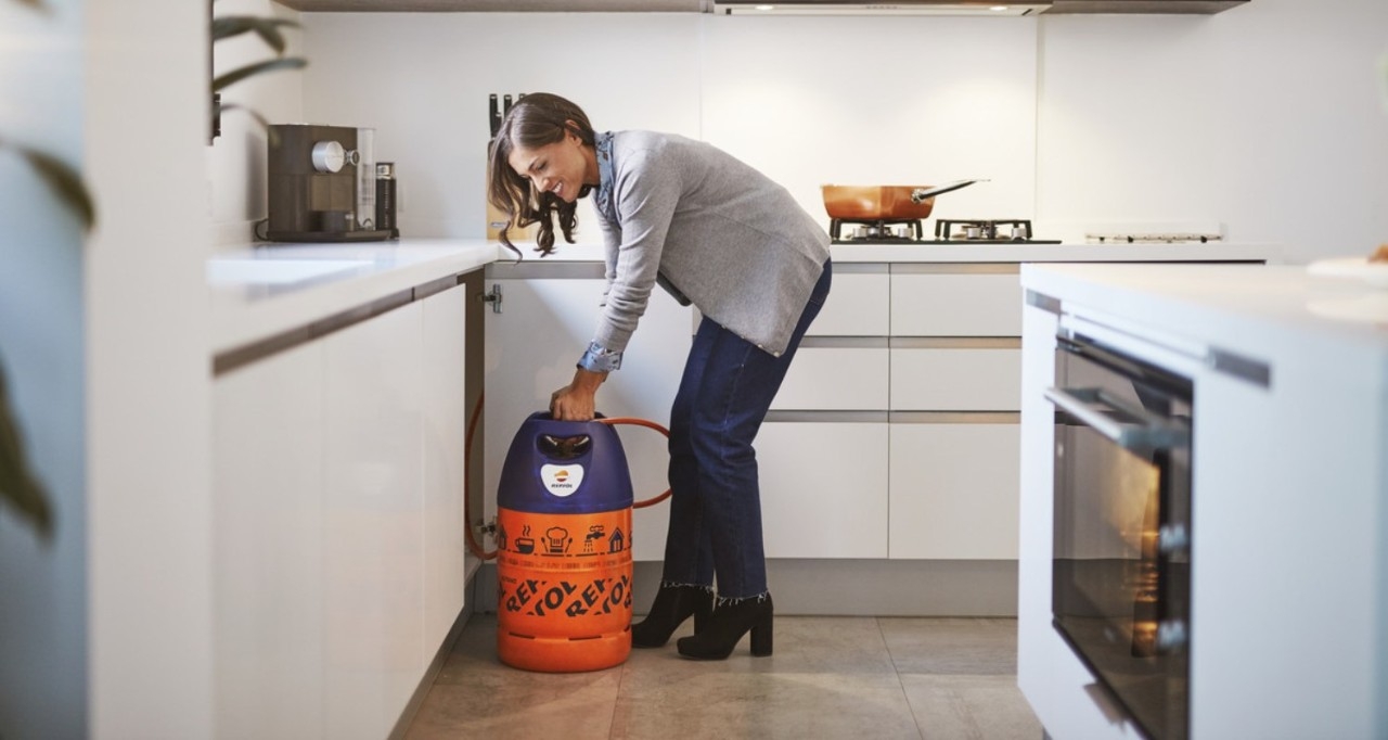 mujer-cocina-bombona-repsol-glp.jpg