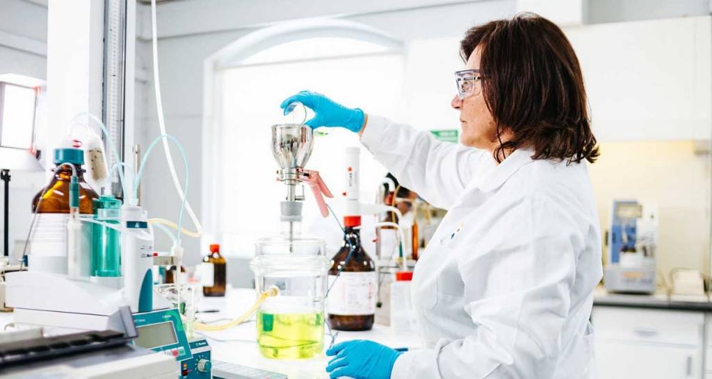 Una investigadora en un laboratorio realiza un ensayo de química