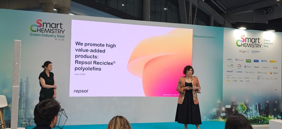 Noemí and Sandra doing their presentation at Expoquimia 2026.