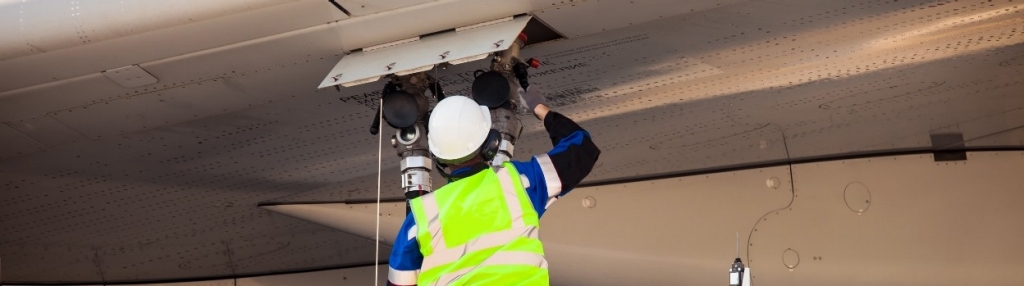 Imagen de un operario de mantenimiento de un avión