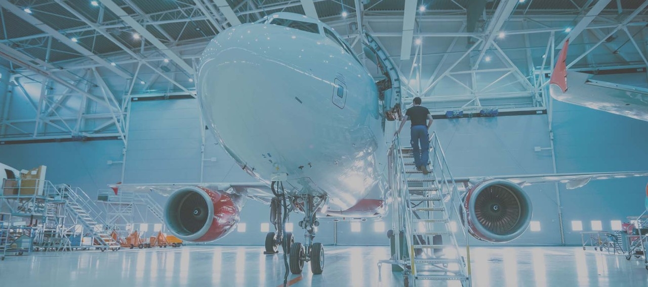 Una persona sube por las escalerillas de un avión. Aviación 