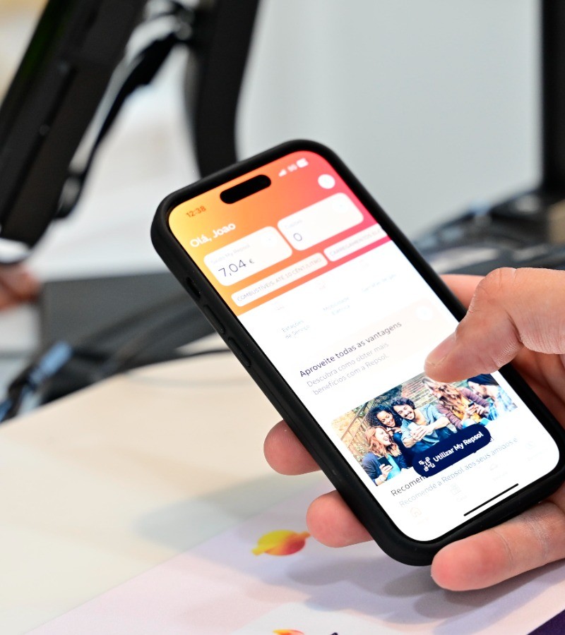 Una persona usando la app Waylet en una estación de servicio