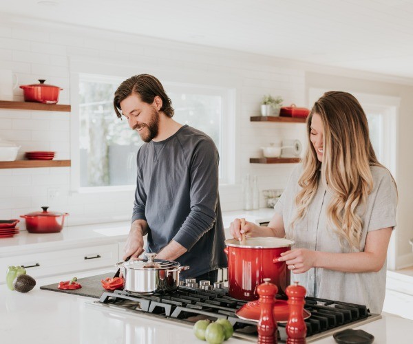 Una pareja cocinando