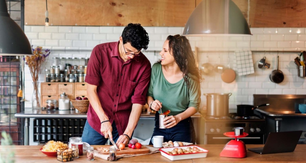 Una pareja cocinando en la cocina de su casa