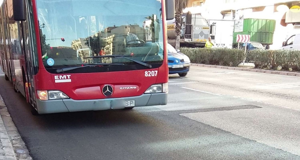 Un autobús por la carretera