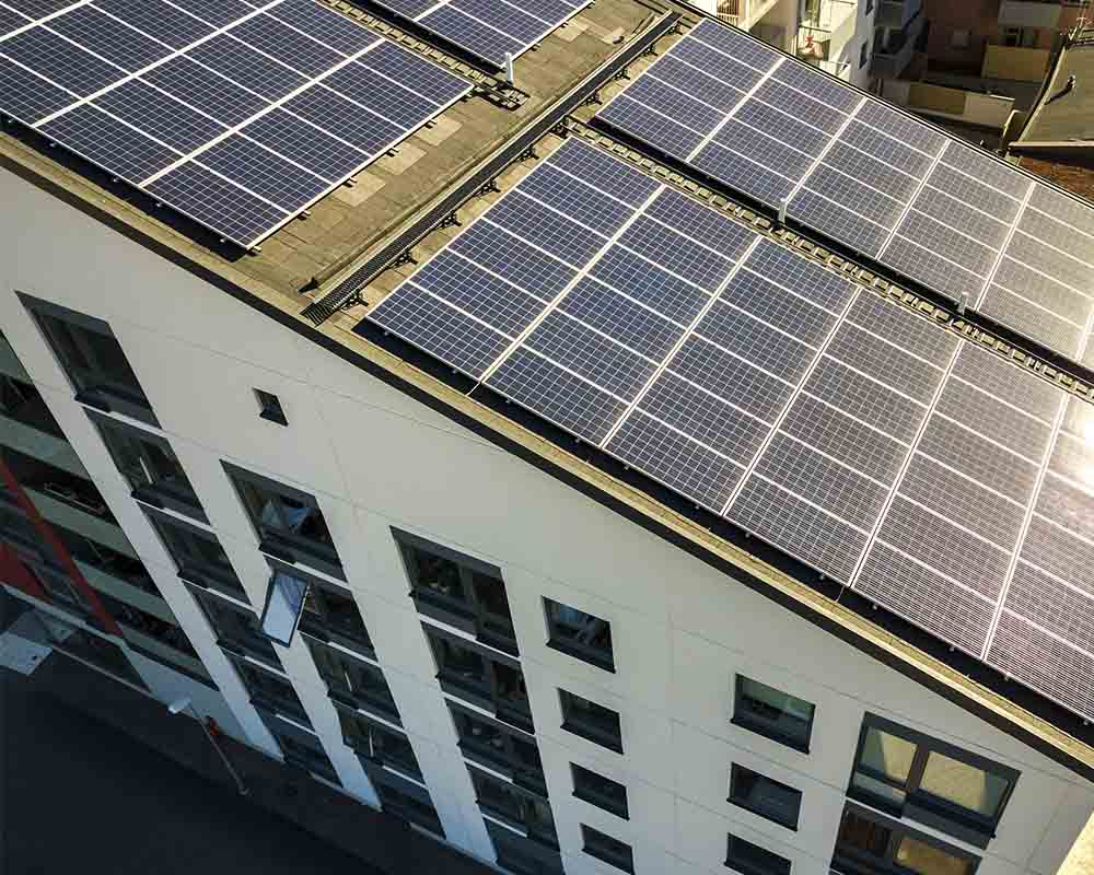 Vista de placas solares en el tejado de una casa 