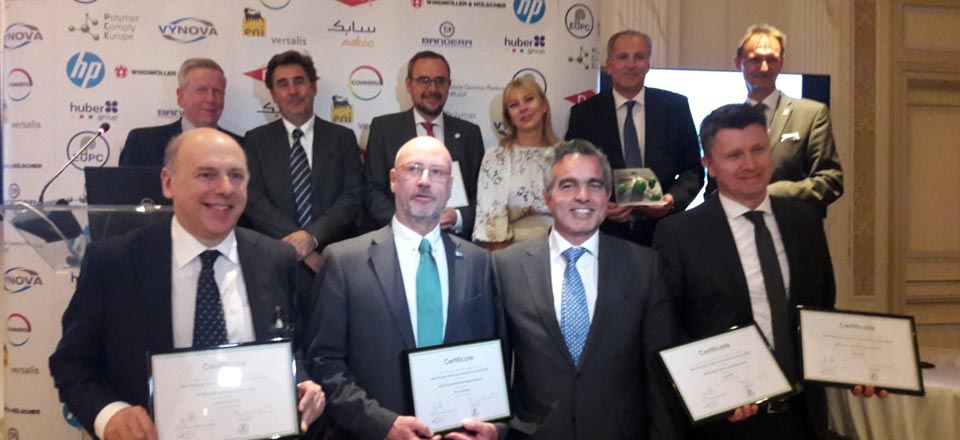 Rafael Jiménez, Director del Negocio de Poliolefinas e Iñigo Rengifo, Director de Polipropileno reciben premio 