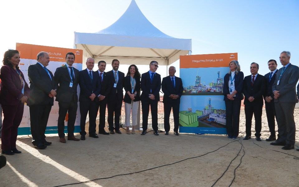 Prime Minister of Portugal, António Costa, and Repsol representatives at the Sines Industrial Complex