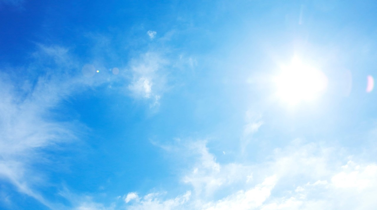 Vista de un cielo despejado en un día soleado 