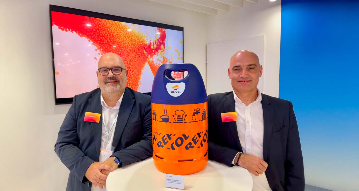 Expositor en feria K 2025 con protector válvulas para botellas de butano