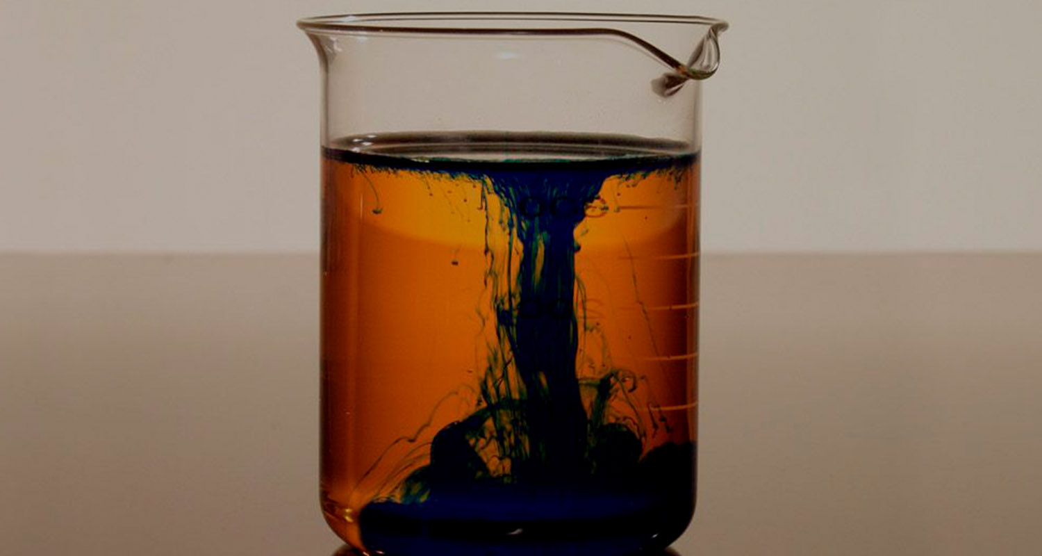 Mezcla de emulsiones en un recipiente 