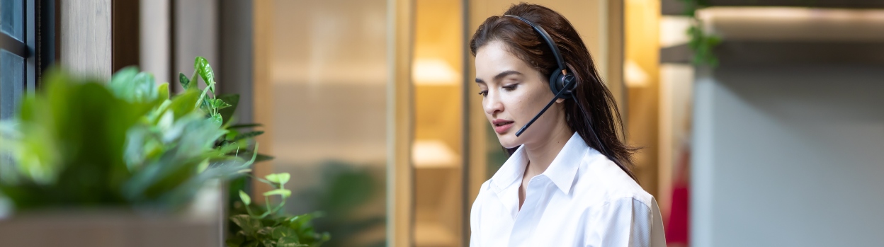 Una teleoperadora atiende por teléfono a un cliente