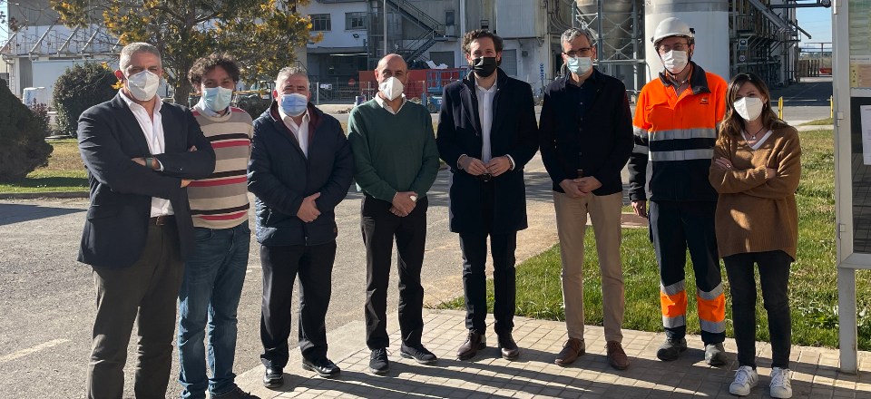 El alcalde de Monzón, Isaac Claver, y el concejal de Desarrollo, Javier Vilarrubí, han visitado recientemente Polidux, nuestra planta de compuestos situada en Monzón, Huesca. Allí fueron recibidos por el Director de Polipropileno, Fernando Arroyo, el Jefe de Producción de Poliolefinas en Tarragona, Rafael Ortiz, la Gerente de Logística de Poliolefinas, Aurora Ferri, el Gerente de Diseño de Producto, Luis Espinosa y el Gerente de Polidux, Raúl Giménez