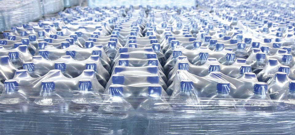 Cientos de botellas de plástico envueltas en el film retráctil de Repsol 