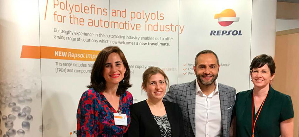 Equipo de Repsol en el congreso sobre el plástico en la automoción en Francia 
