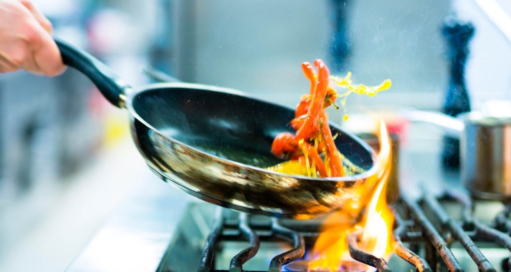 Sartén con comida en el fuego