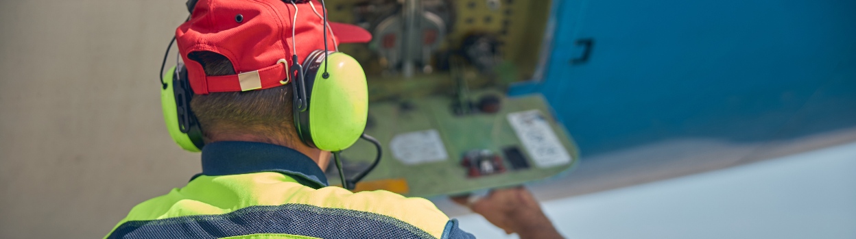 Una persona supervisa piezas de un avión