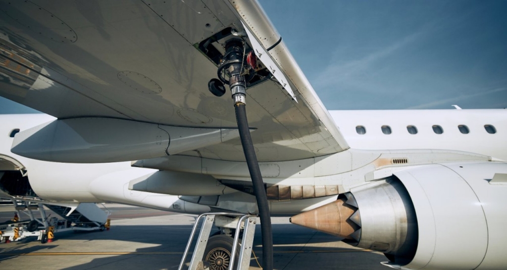 Detalle de un avión repostando