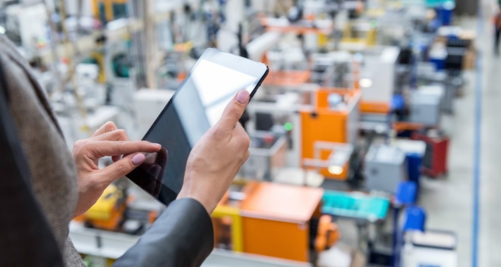 Una persona con una tablet